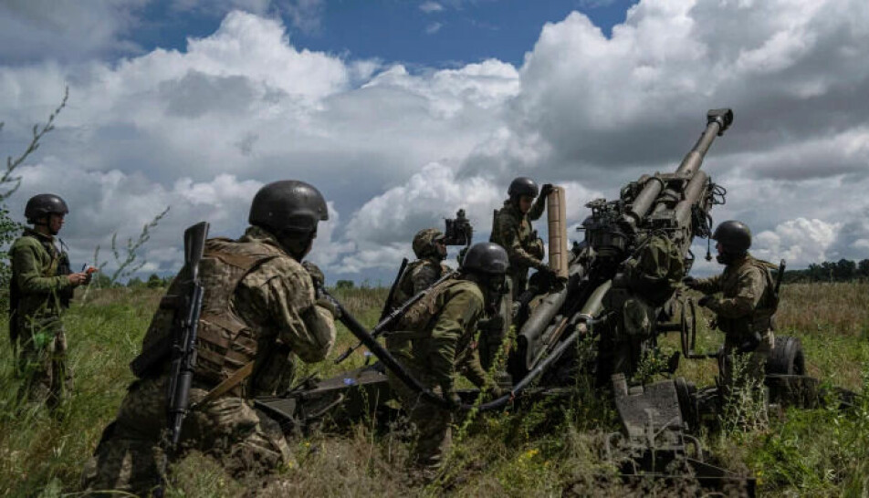 Ukrainian soldiers prepare to fire on Russian positions in Kharkiv with a US howitzer.