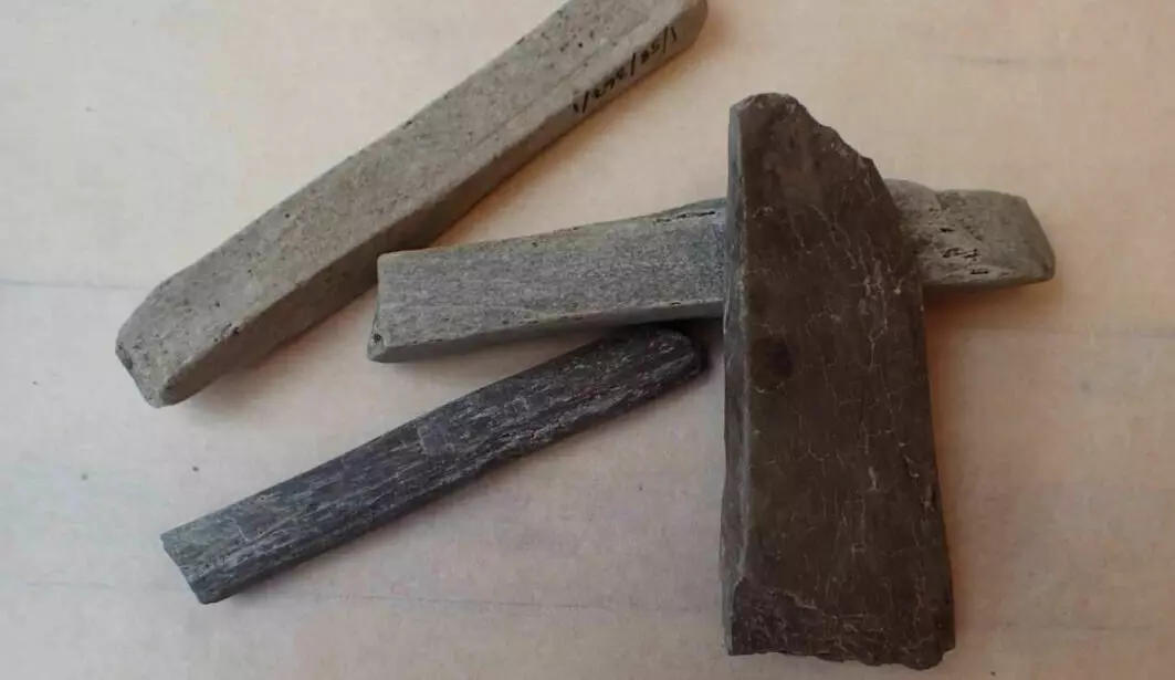 What did people do with so many whetstones 1,300 years ago? The two light grey stones were found in Eidsborg in Telemark, while the darkest ones are from Mostadmarka in Trøndelag.