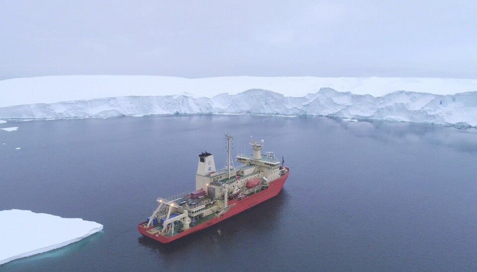 A research ship in front of the Thwaites Glacier.