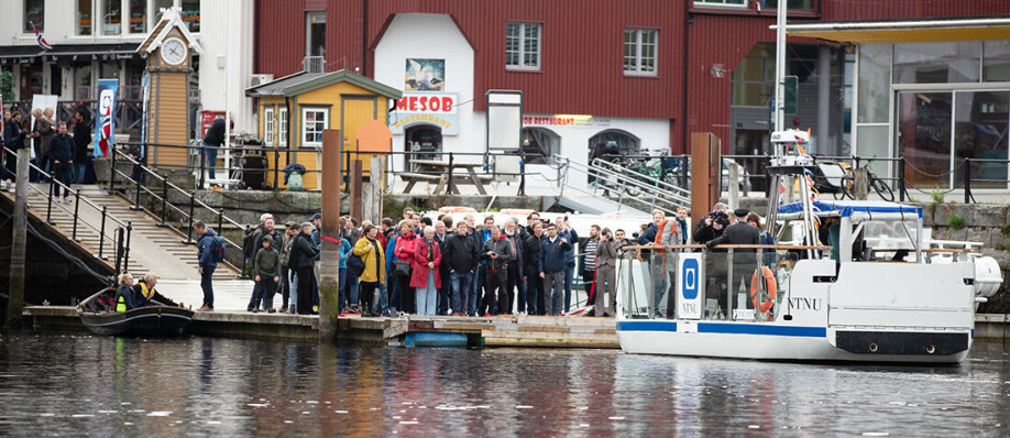 Many turned up to get their first ride. The trial run will take place Thursday to Sunday at 10-18 until 9 October.