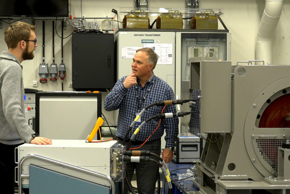 Professor Arne Nysveen has supervised Ehya in his doctoral work. Here he discusses error detection with master’s students in the SmartGrid laboratory.