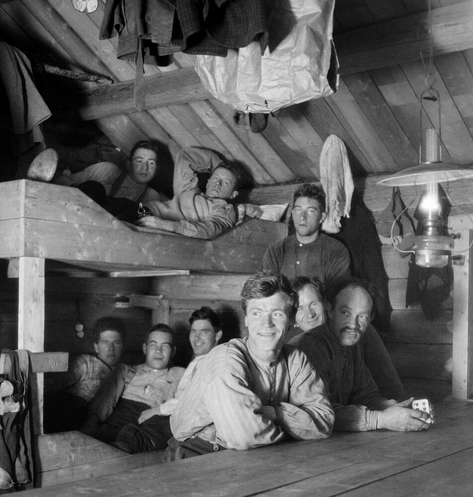 Loggers lived in tight quarters in the bunkhouse. This photo was probably taken in Namdalen in 1927.