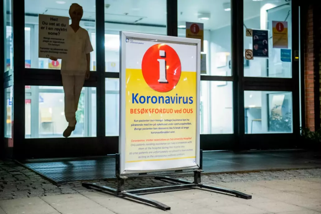 The increase in mortality was clearly smaller in countries where a large proportion of the population allowed themselves to be vaccinated. Here you see a warning sign about coronavirus outside Oslo University hospital Ullevål at the start of the pandemic.