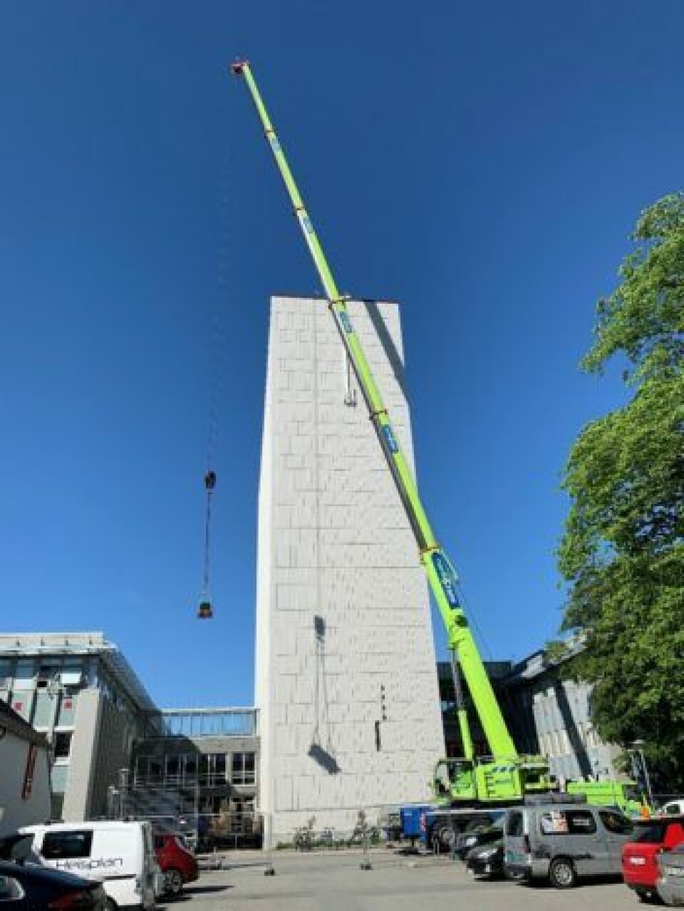 Work being carried out to install the Alfa Centauri laboratory on the roof of a high-rise block. It has been named after the Alpha Centauri triple star system.