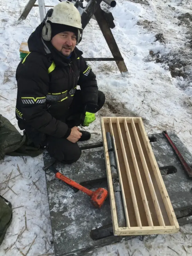 Per Egil Siri i Arctic Drilling AS tar ut den første meteren med kjerne fra Fen-komplekset.