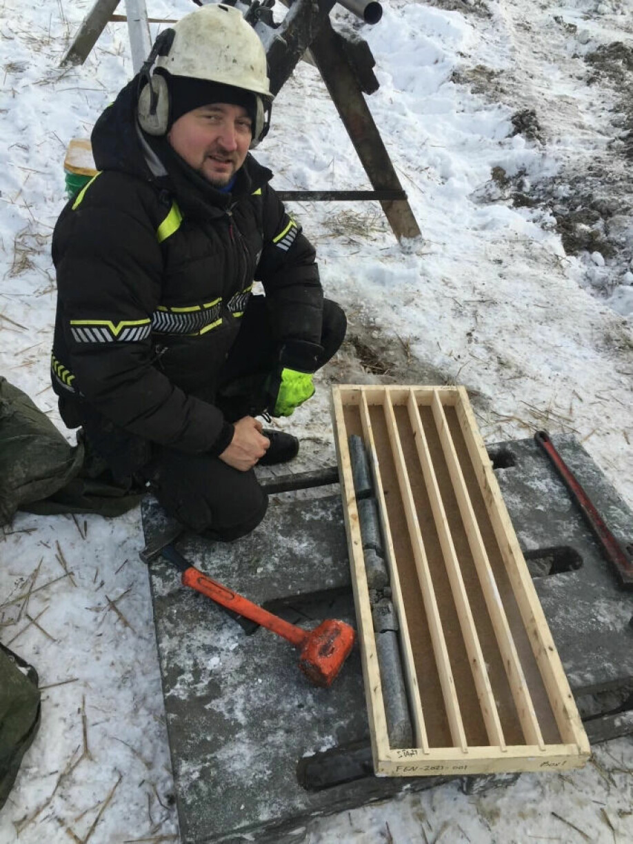 Per Egil Siri from Arctic Drilling AS is in the process of extracting the first metre of core samples from the Fen Complex.
