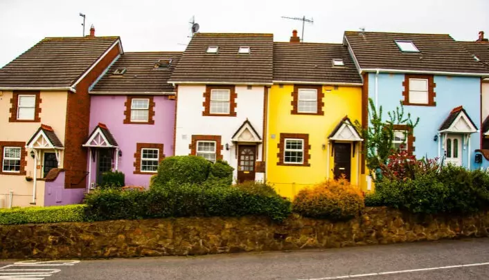 Cute houses in Dublin. But they probably maintain a much lower indoor temperature than houses in Norway.