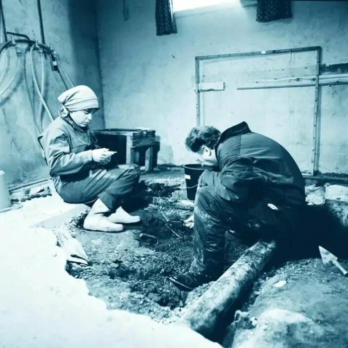 Hanne Thomsen and Rolf Lie during the excavation in 1982. There was also a sewer pipe under the basement floor.