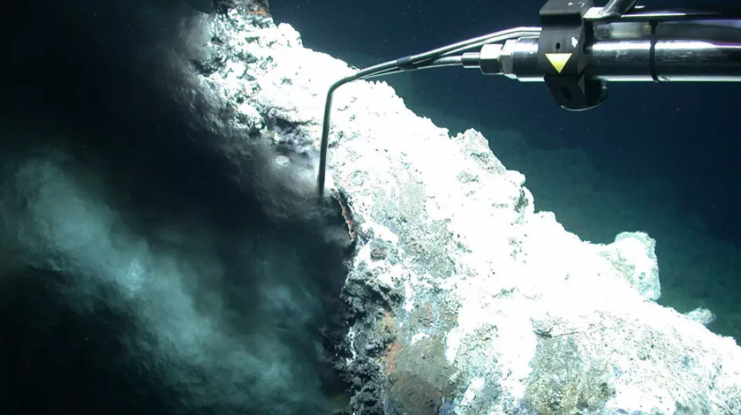 The robot inserts a temperature gauge into a black smoker at a depth of 3 000 metres between Jan Mayen and Svalbard. The measurement showed that the water temperature was more than 300 degrees Celsius. This picture is from the German-Norwegian expedition on the<span class="italic" data-lab-italic_desktop="italic"> RV Maria S. Merian</span>.