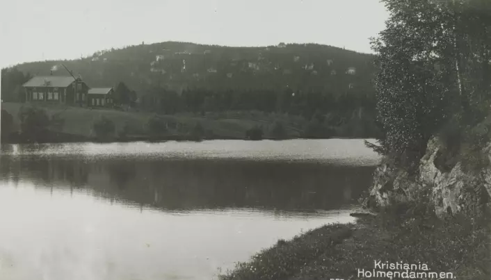 Holmendammen in the 1920s. Holmenkollåsen, famous for its skiing facilities, can be seen in the background.