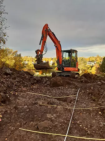 An excavator was used to remove the top layer of soil, so that the soil beneath is revealed. The investigations were financed by the Norwegian Directorate for Cultural Heritage, since the project was a smaller, private initiative. The developer has not incurred any expenses, according to Marianne Bugge Kræmer.