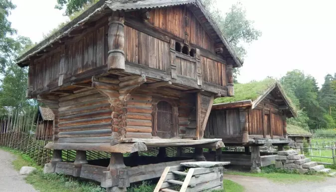 Wealthy farms could offer accommodation in a stately loft. The Tveitoloftet is from Hovin in Telemark and stands on Telemarkstunet at the Norwegian Folk Museum.