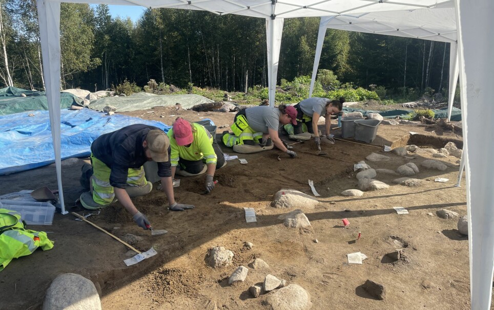 Arkeologer fra Kulturhistorisk museum i Oslo undersøker det som var gulvet i et hus for 1.600 år siden. Funnet er gjort på Oppsal, i forbindelse med at det lages ny trasé for E18 i Ås og Nordre Follo i Viken.