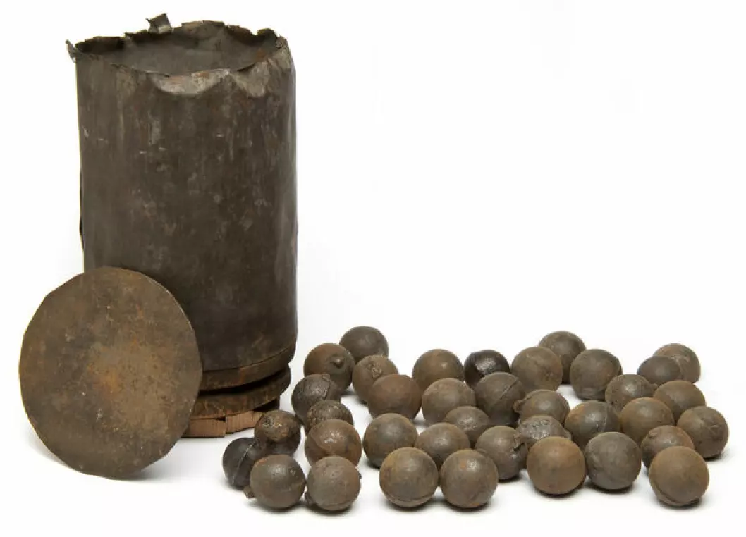 The principle of grapeshot is the same as in a shotgun. This type of ammunition was widely used in the Napoleonic Wars and in the American Civil War. This type of large ball might have hit the king's head.
