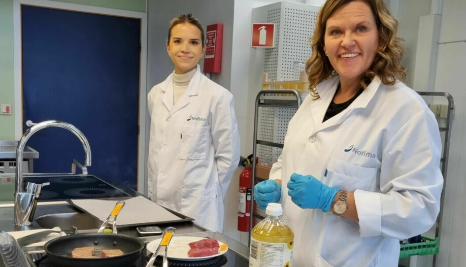 Lab assistant Lene Marie Berg Olsen and project manager Josefine Skaret prepare pieces of meat for tasting. Each piece must be handled in exactly the same way.