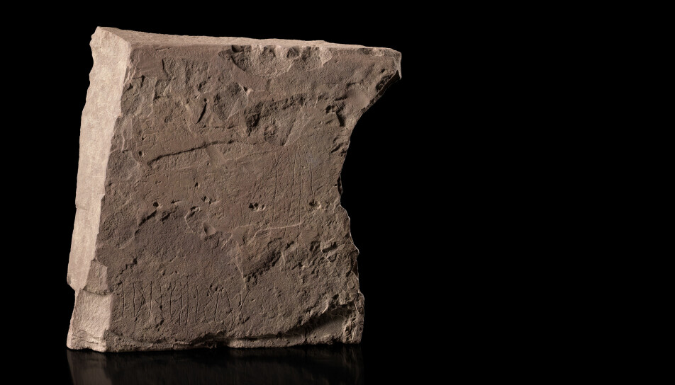 The Svingerud Stone has several different kinds of inscriptions. Some lines form a grid pattern. There are also small zigzag figures on the stone from Tyrifjorden.
