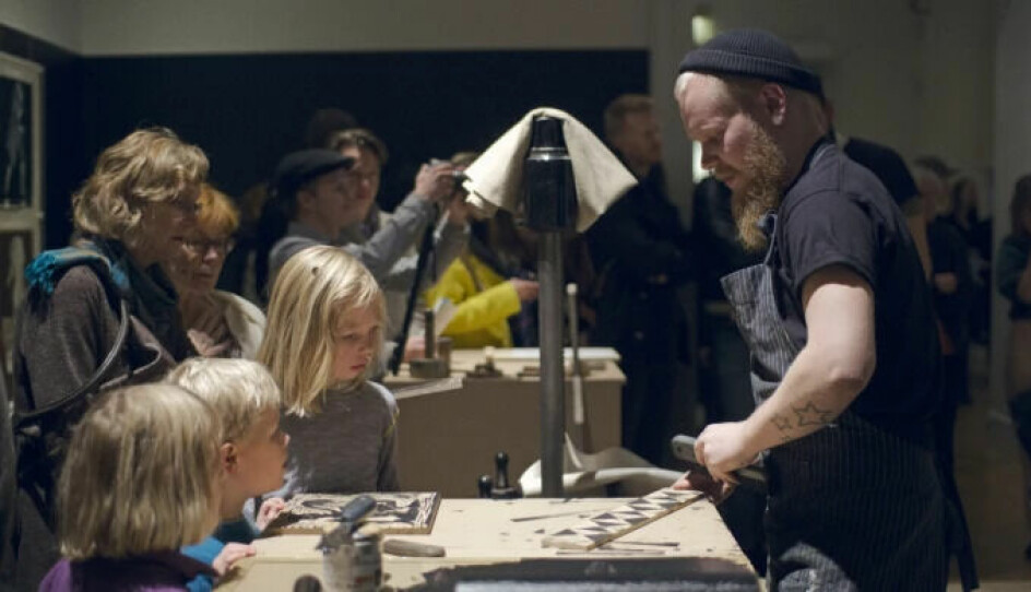 Marius Johnsen worked with various printing techniques, including woodcuts, at the Oslo National Academy of the Arts. Here he shows audience members at the National Museum the process behind a woodcut. The picture is from 2015, when he was a student.