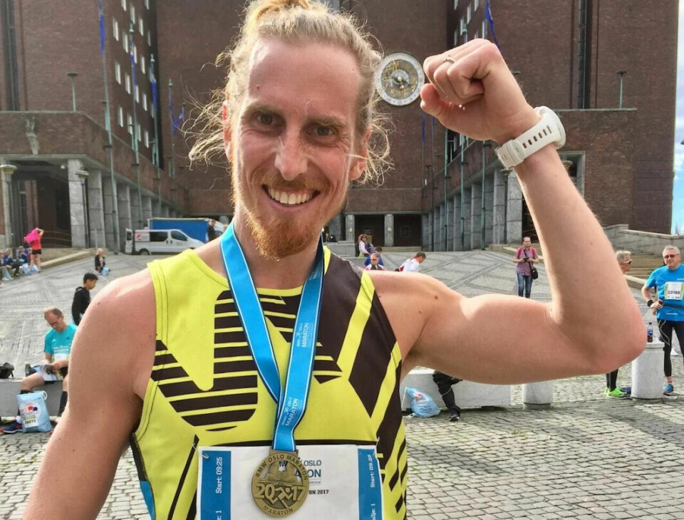 Pål Oraug is living with brain cancer. He emphasizes staying in good shape. This photo shows him when he ran the Oslo Marathon — after he was diagnosed with cancer.
