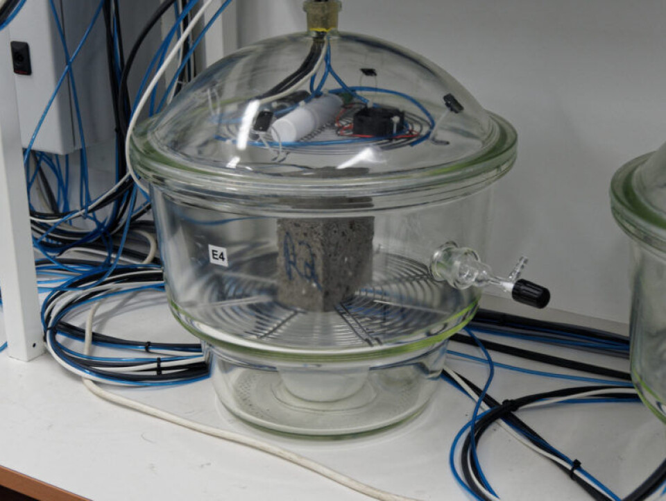 In his laboratory, Engelsen keeps concrete blocks from India, together with crushed concrete and recycled concrete slurry. This experiment is being carried to find out how much CO2 a concrete block can absorb.