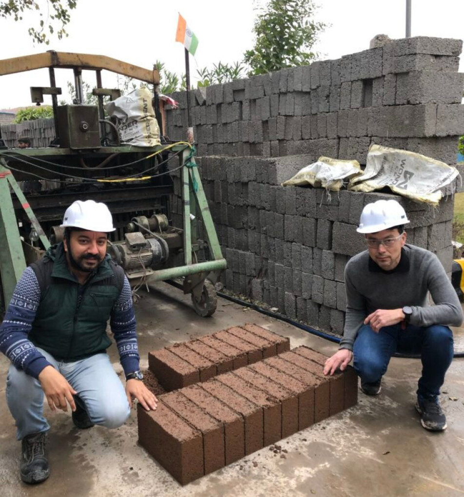 From left: Sandeep Malhotra (from Indo Enviro Integrated Solutions Limited) and SINTEF’s Christian J. Engelsen demonstrating the results of the trial production of concrete blocks containing a new type of recycled aggregate made in Goa.