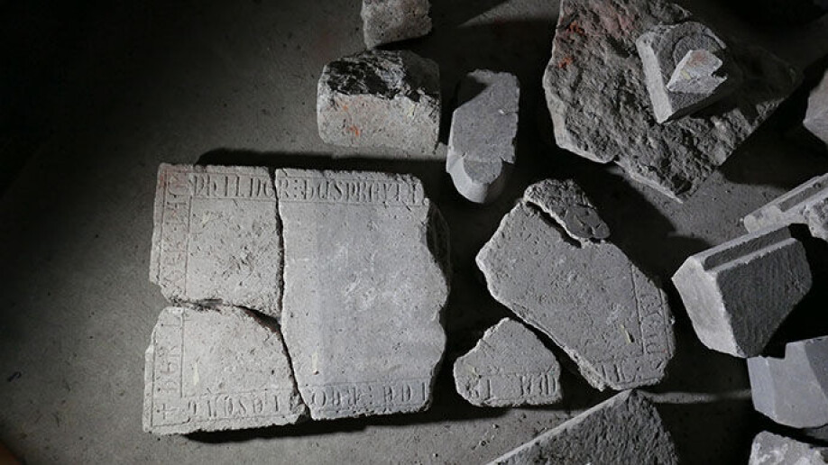A tombstone with letter inscriptions from the monastery on Hovedøya dates back to approximately year 1350. ‘Here lies Ragnhilder husfreyja, wife Holta Biarnar, whose soul rests in peace’ was inscribed on the stone.