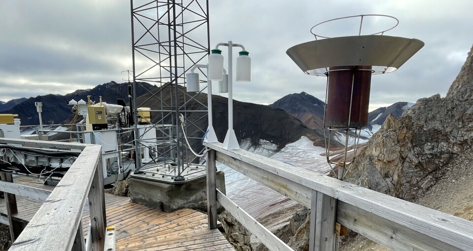 At the Zeppelin Observatory in Svalbard, we see NILU’s two microplastic samplers attached to the railing to the right of the walkway.