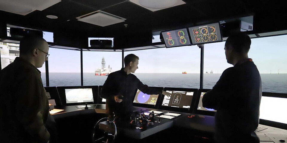 The ship is not behaving as it should. What's up? Captain Odd Sveinung Hareide explains to the others on the bridge what he has done, what he is prioritising right now, and the next move.