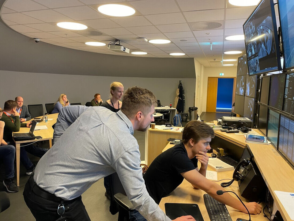 Erlend Erstad and Einar Johan Lukkassen from NTNU evaluate the response from the bridge. Marie Haugli-Sandvik and the other participants and observers, prepare for the exercise to continue.
