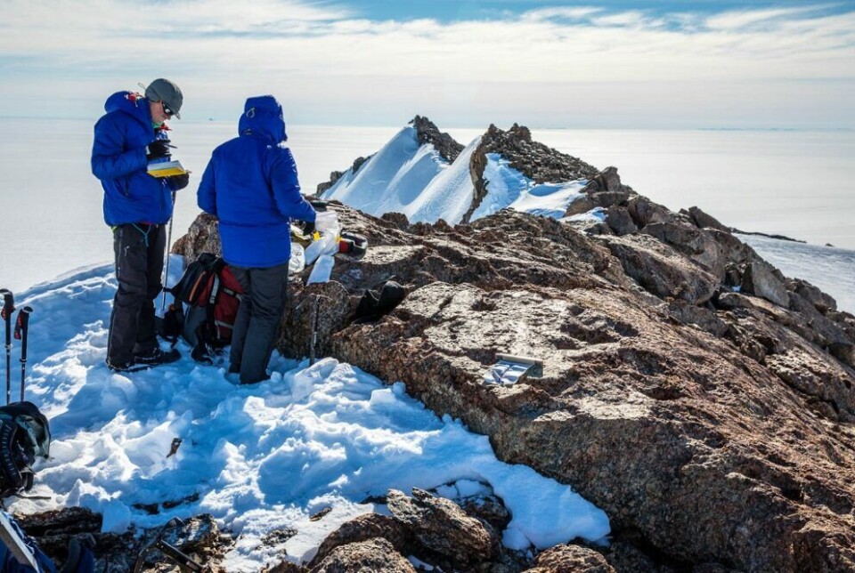 Collecting rocks on Månesigden mountain, in Heimefrontfjella. The polished surface of the rocks show that they have been covered by an ice layer. The researchers analysed the rocks for cosmogenic isotopes that can tell them how long it has been since the rocks were covered by ice. Carl (Calle) Lundberg is taking notes while PhD student Jenny Newall collects samples.