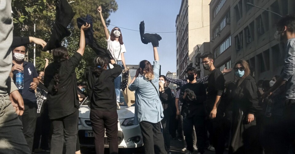 The demonstrations in Iran have lasted for half a year. Women and men have protested against the regime's suppression of women and the population's human rights. This photo is from a protest in Tehran in autumn 2022.