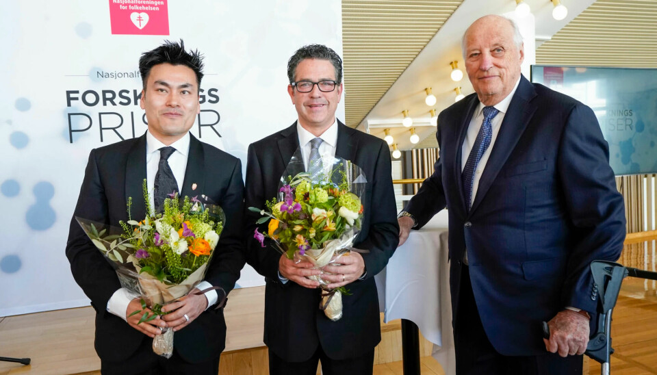 King Harald V (right) presented the Norwegian Health Association's Dementia Research Award and Heart Research Award to researchers Evandro Fei Fang (left) and Dan Atar (middle). Both receive awards for groundbreaking research in their fields