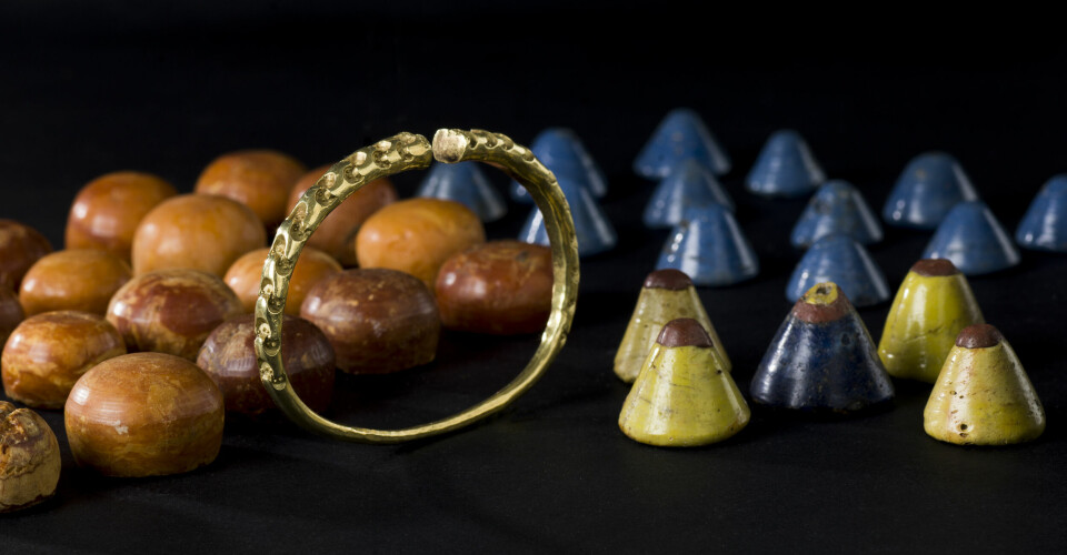 The Storhaug mound was never looted, says archaeologist Håkon Reiersen. We know this partly due to observations during excavations in the 1880s, but also because so many valuable items were found – such as this gold arm ring and a spectacular set of game pieces made of glass and amber.