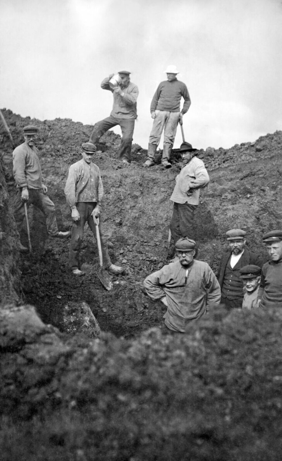 Haakon Shetelig excavated the Salhushaugen mound in 1906 and 1912.
