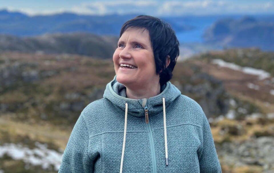 'Even if the cancer is gone, you are still affected by the treatment. As a cancer survivor, you are offered numerous courses in diet and exercise. But I was also worried about my cognitive health,' Elin Torkelsen says. Portrait photo of a woman standing in nature.