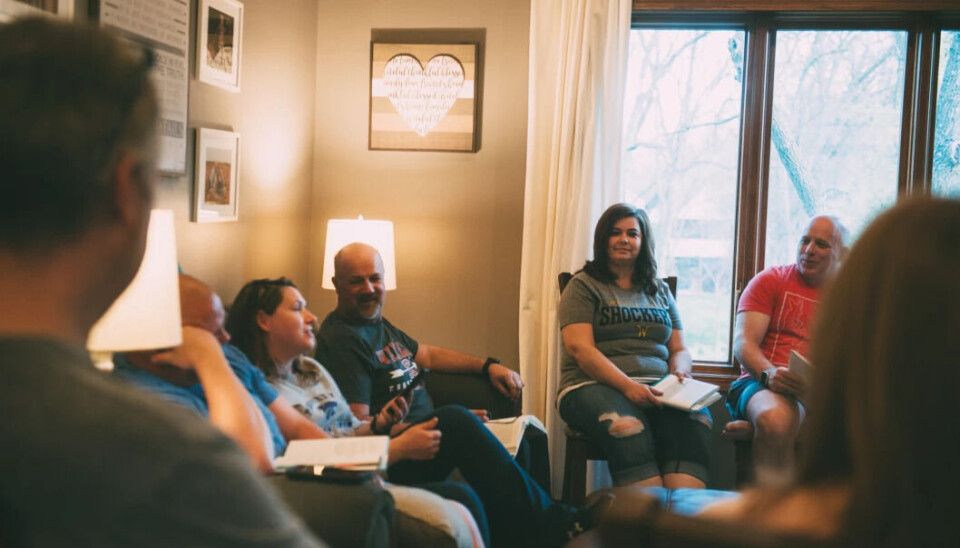 'There are three important factors that the participants point to: The feeling that they were of use, that they were part of a community, and that they were doing something they enjoyed,' Elin Torkelsen says. A group of people sat in a circle, discussing what they have read.