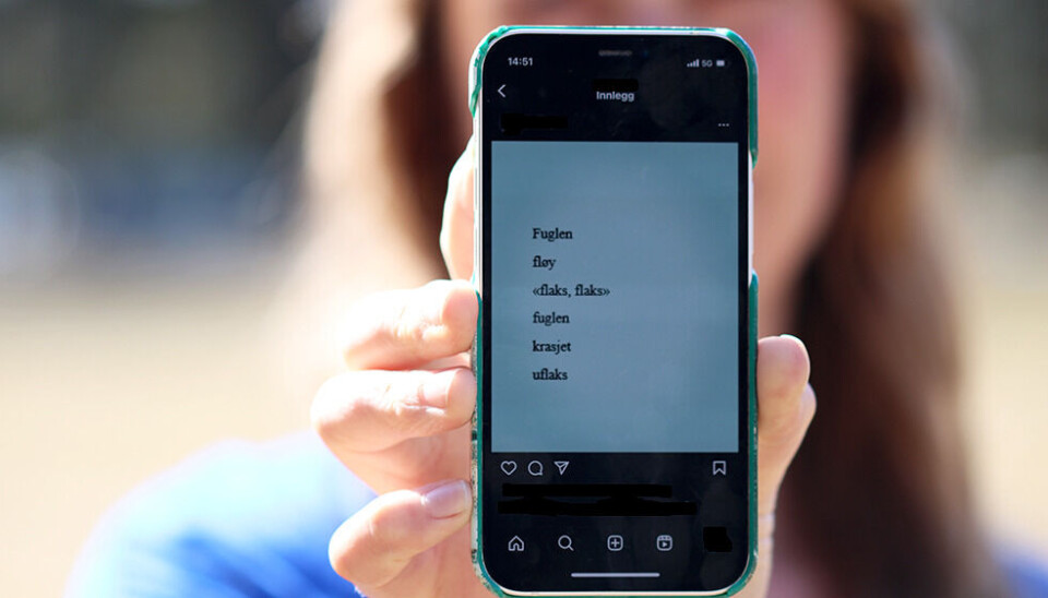 Poetry on Instagram has become increasingly popular and follows the logic of the platform. The poetry which get most likes and followers becomes more visible. A woman holds her phone up in front of her face, displaying a short poem in Norwegian.