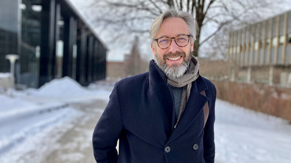 Hans Kristian Strandstuen Rustad is a professor in literature at the University of Oslo, and has done research on Instagram poetry. Smiling male researcher outside in the snow.