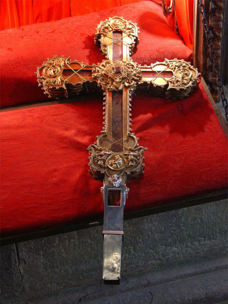 This cross also has two splinters from ‘The True Cross’ attached to it, but is not the same as the one to be used by King Charles during the coronation.