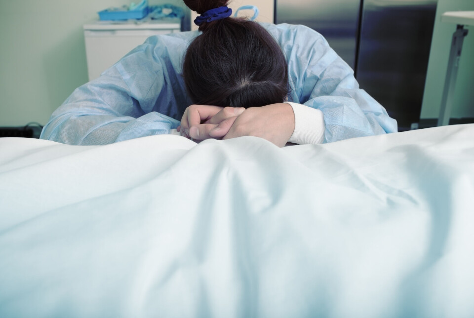 To prevent misunderstandings or conflicts, the doctor should communicate clearly what the next of kin's role and rights are. Kvinne sørger ved sykeseng