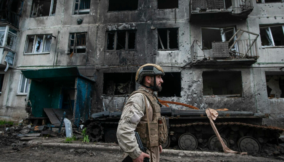 Researcher Karsten Friis believes it will be much more challenging for Ukraine to retake Russian-occupied areas this time than it was last autumn. Here, a Ukrainian soldier passes the remains of an apartment building in the Donetsk region, where there have been fierce battles.