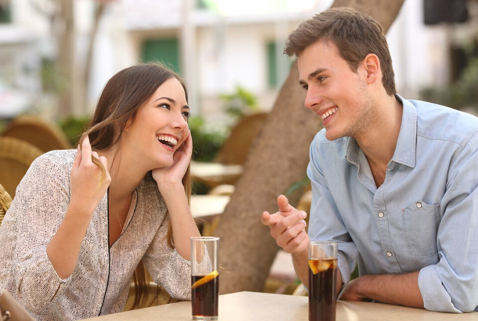 Participants had to estimate how likely they were to recommend a friend to enter into a short-term or long-term sexual relationship with potential partners. A woman and man are on a date, talking and laughing.