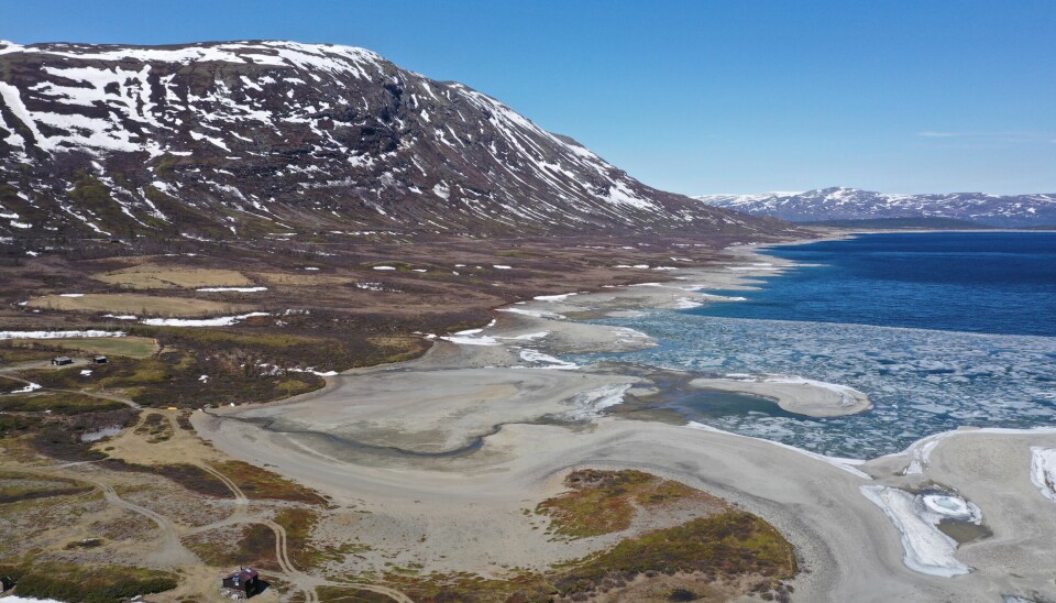 Along this cove by the mountain lake Tesse in Jotunheimen, archaeologists have mapped many settlements from the Stone Age. The fish trapping facilities out in the water were a more predictable way of securing food, while the hunters were out hunting reindeer with a bow and arrow.