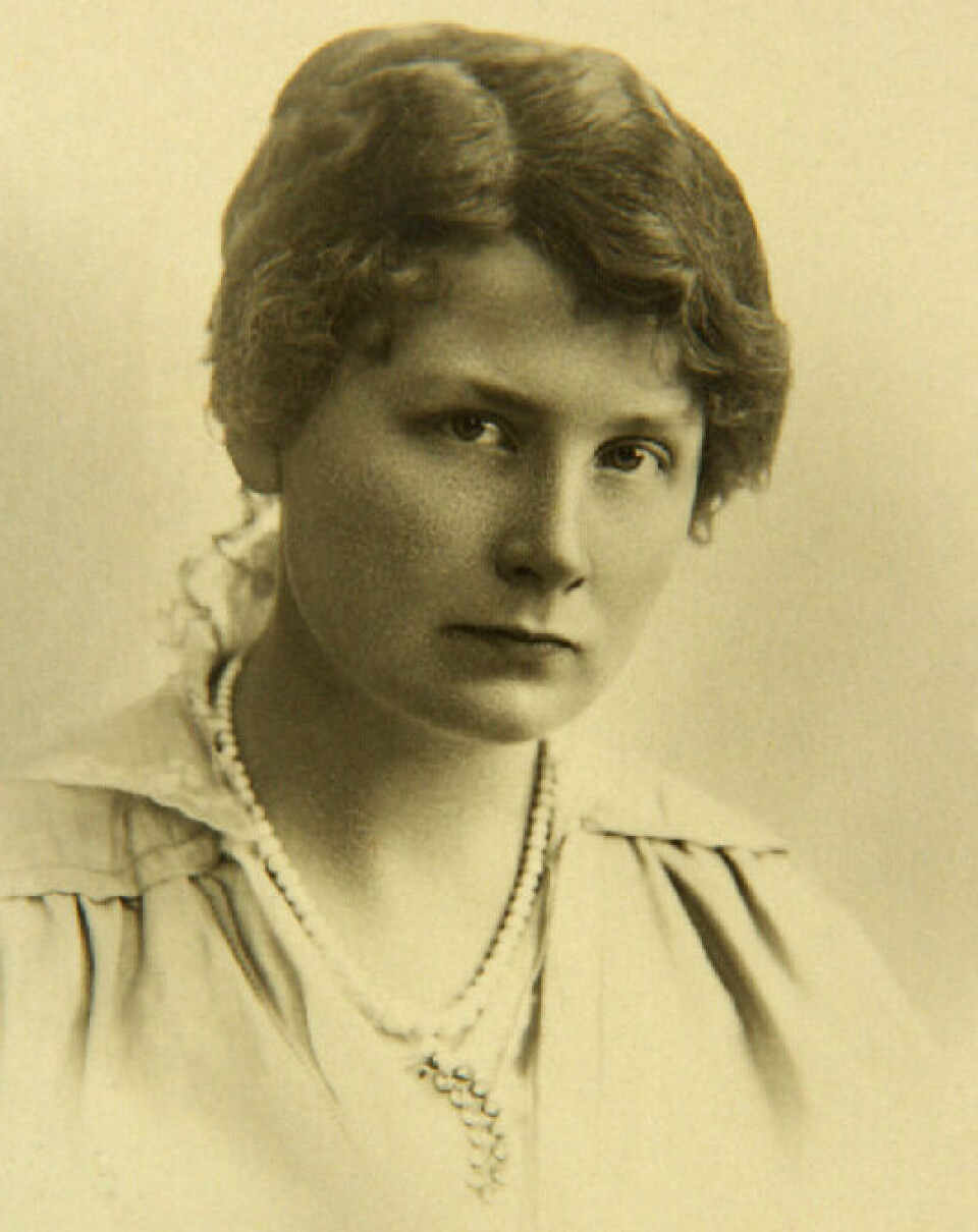 After graduating from NTH, Margot Dorenfeldt became a lecturer at the Royal Frederick University (now the University of Oslo). There, she conducted research on the atomic weight of the element chlorine (Cl).