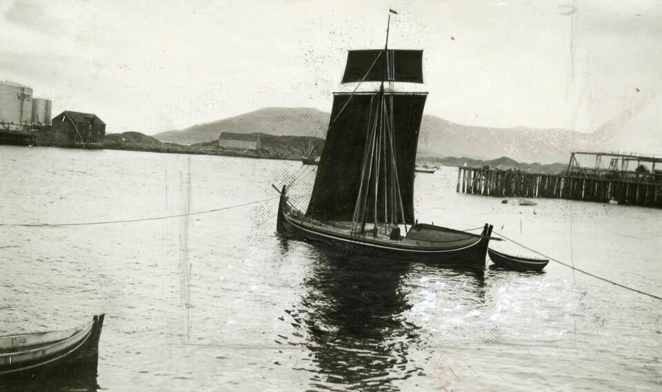 The ‘Opreisningen’ (the Resurrection) was refurbished before the voyage down south. Here it is ready for the trip in Sandnessjøen in 1927.