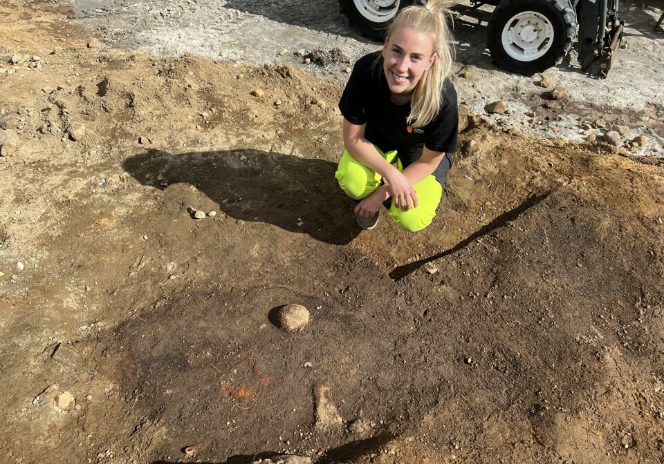 Archaeologist Emma Norbakk from Agder county municipality was given the last minute mission to assist excavation manager Jo-Simon Frøshaug Stokke from the Museum of Cultural History in Oslo. She is pictured here with the shield boss, and the axe which you can make out just under the shield boss.