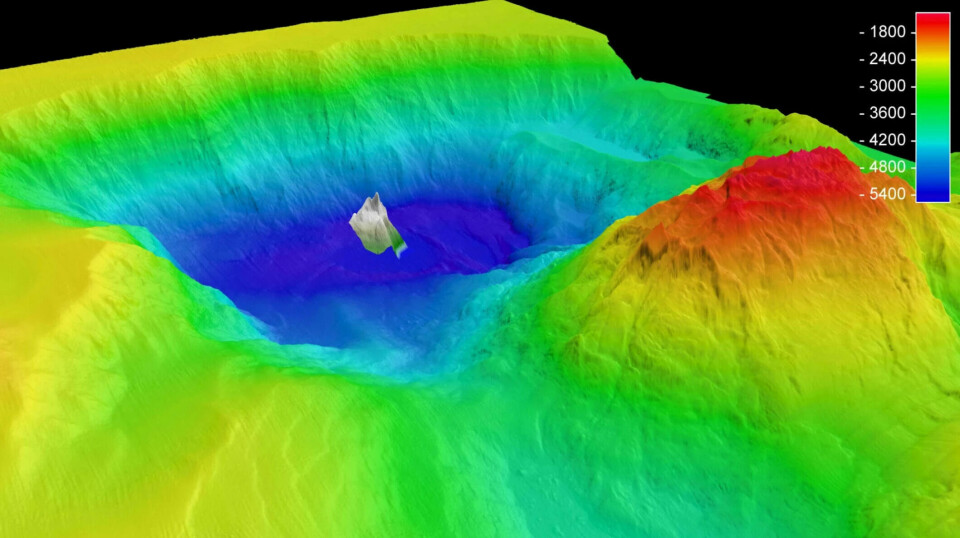The Molloy Deep extends a staggering 5,569 metres below the surface of the sea (blue colour). Right next to it, there is an underwater mountain (red) that rises 4,000 metres higher. In this image, the researchers have placed Norway's national mountain, Stetind in Nordland, inside the depths. This allows you to better visualise the proportions of the enormous hole.