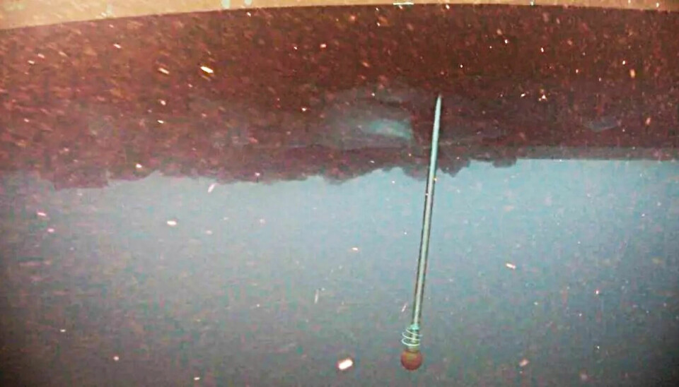This positioning instrument that extends four metres below the Kronprins Haakon is crucial for researchers to maintain full control of the remotely operated submarine in the depths. Here you can see how the instrument got bent under the hull of the ship. The pipe needs to extend vertically downward. The image of the damaged instrument was captured by the remotely operated sub.