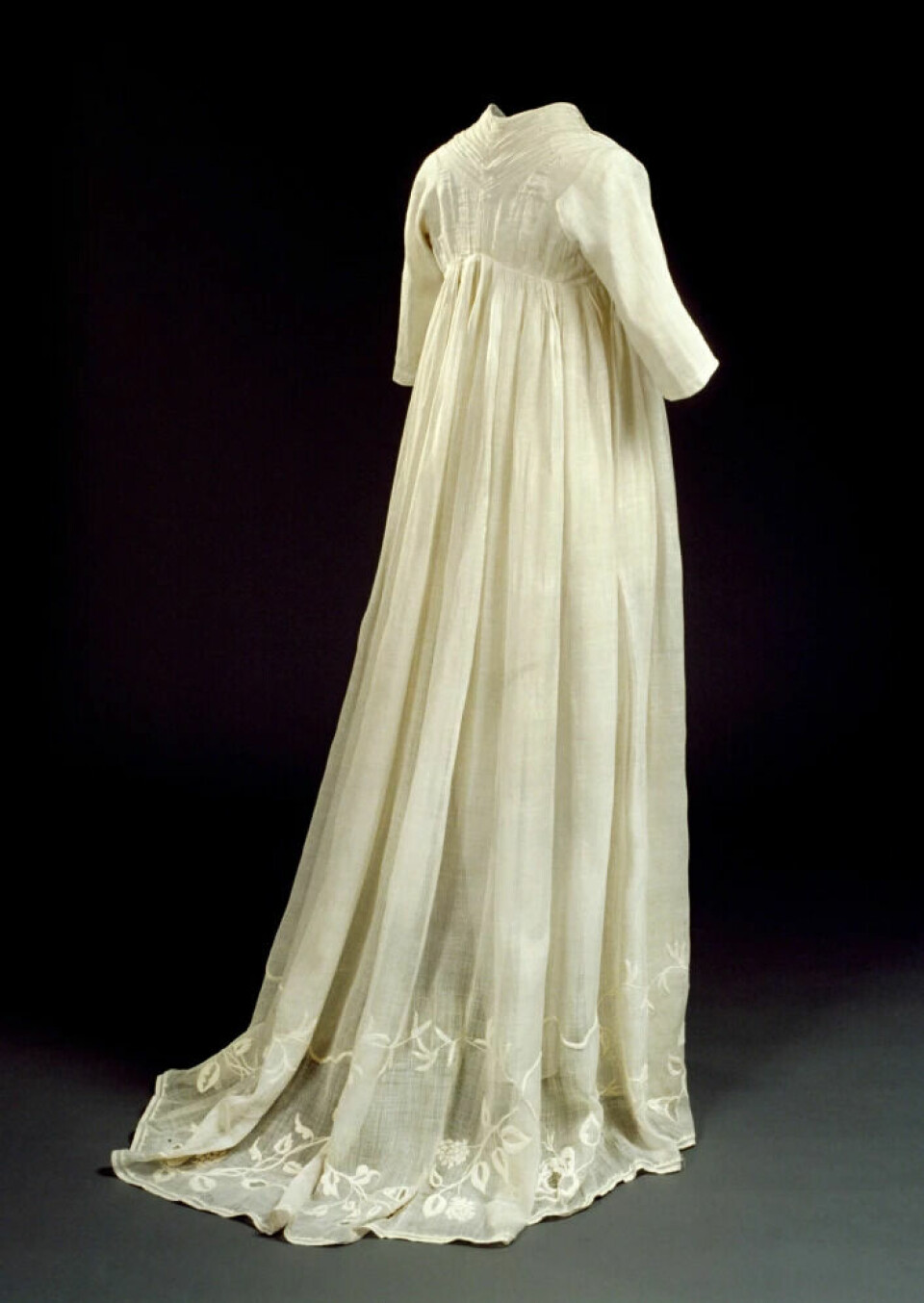 Wedding dress from 1797, made of nettle fabric.