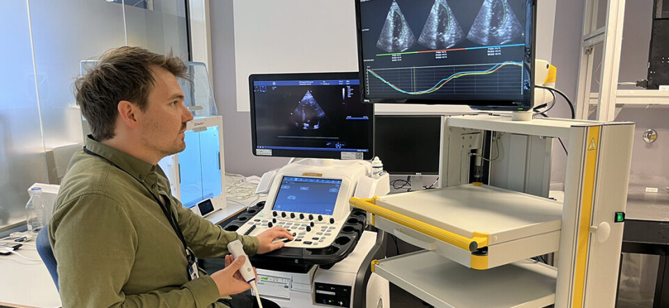 Researcher Andreas Østvik demonstrates the equipment that uses artificial intelligence to harvest experiences from previous patients. This way, doctors can make decisions based on potentially thousands of similar examinations.