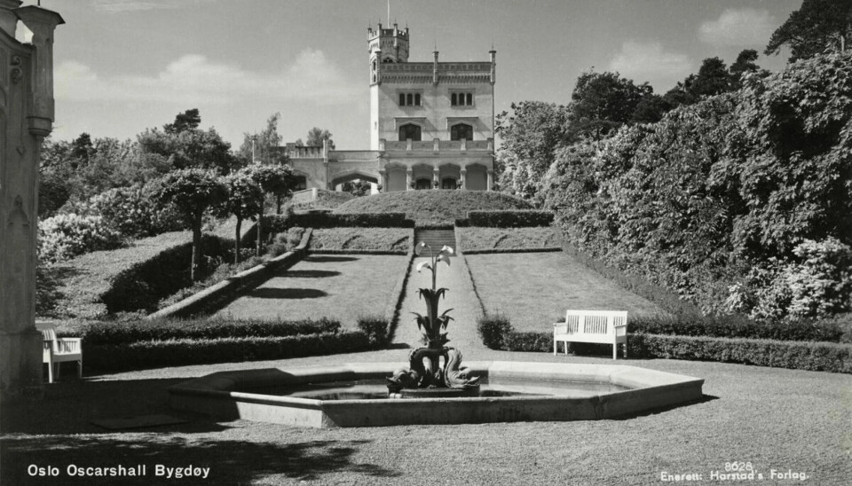 This photo was probably taken between 1930 and 1940. But this is not how the garden originally looked. Here, you can see the straight lines in the garden architecture after the garden's transformation.